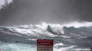 Le cyclone Batsirai longe l'&icirc;le de la R&eacute;union en alerte rouge, d&eacute;j&agrave; 12 bless&eacute;s