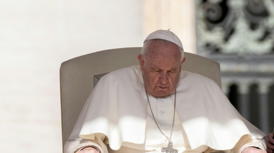Le pape, souffrant du genou, pr&eacute;side assis l'audience du mercredi