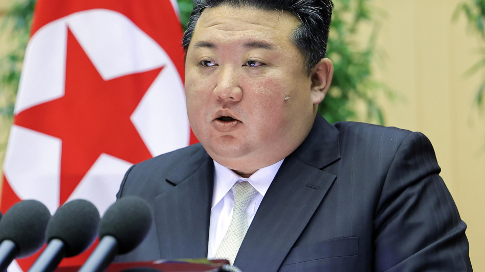 Kim in lacrime ai funerali dei soldati morti in Russia