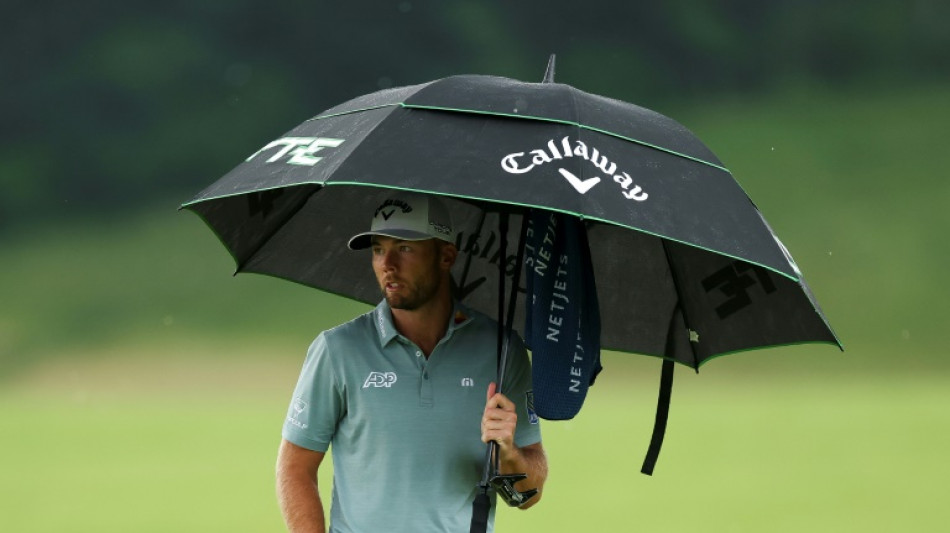 Burns leads Scott by one as dangerous weather halts US Open