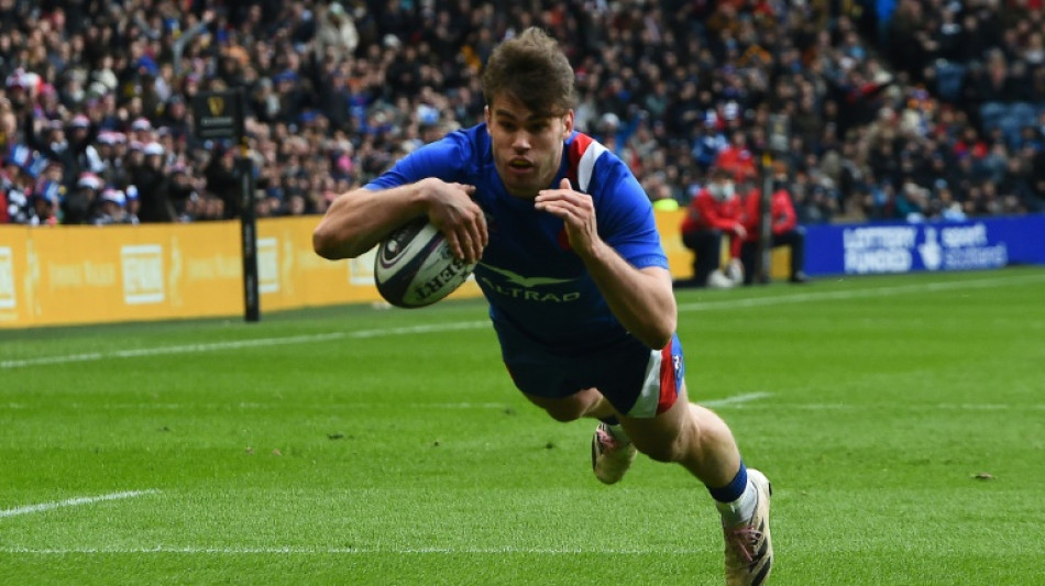 France thrash Scots to stay on course for Grand Slam