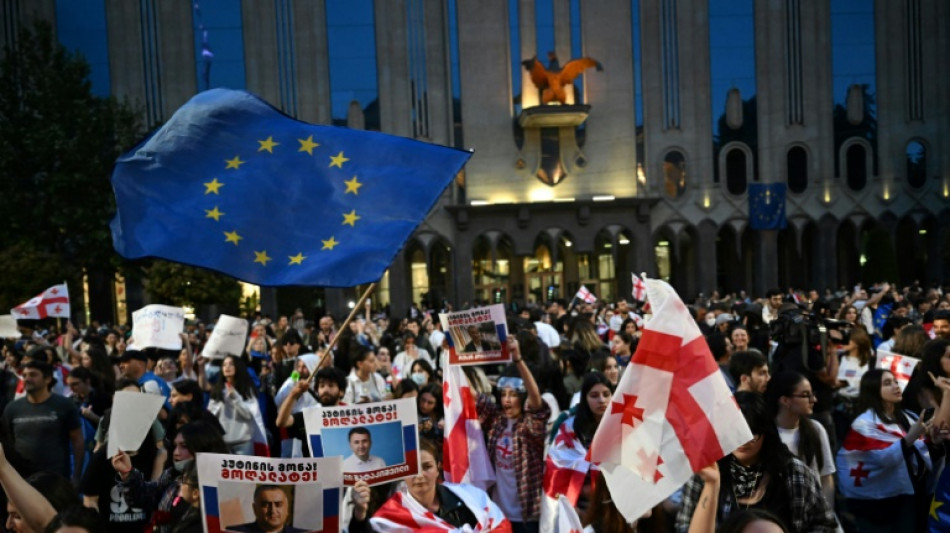 Géorgie: des dizaines de milliers de manifestants de nouveau dans la rue