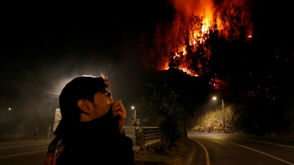 Incendios forestales en Quito obligan a evacuaci&oacute;n de 100 familias