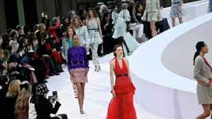 Chanel presenta una colecci&oacute;n de alta costura liviana y colorida, Fourni&eacute; invita a los amigos