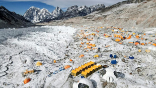 La justicia de Nepal ordena limitar los permisos de escalada al Everest