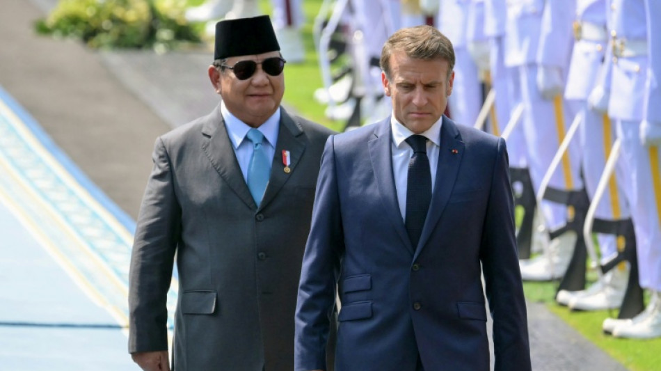 Macron en Indon&eacute;sie pour vanter sa troisi&egrave;me voie chez un non-align&eacute; historique