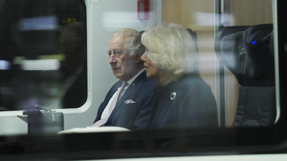 Re Carlo rinuncia al treno reale per ridurre costi monarchia